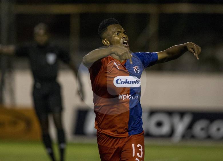 Elvis necesitó de 6 equipos y 346 partidos para ganar su primer título, a los 30 años. FOTO santiago mesa