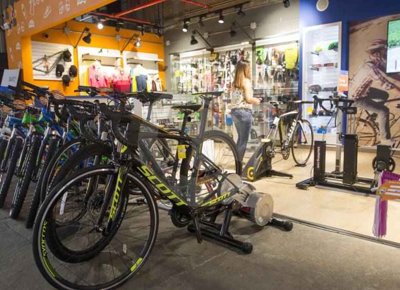 Simulador de ruta, tienda de bicicletas y accesorios, taller de mantenimiento, asesoría técnica y deportiva, son algunos de los servicios que tiene el centro. FOTOS EDWIN BUSTAMANTE