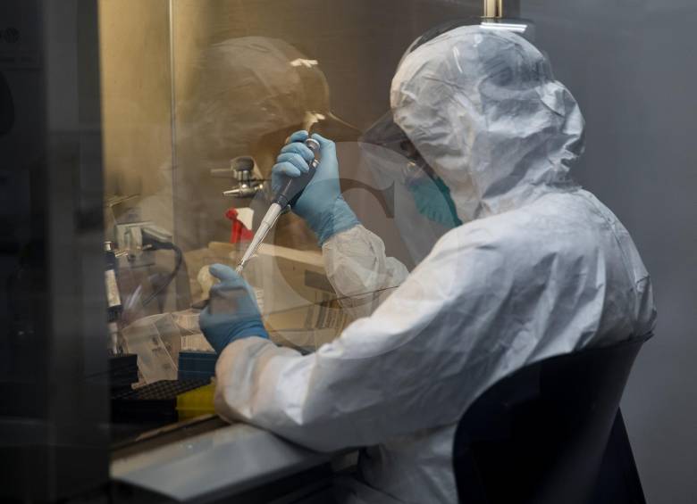 Las pruebas moleculares (conocidas como PCR) son las que se aplican actualmente en el país y las muestras se analizan en laboratorios, como el de la imagen. FOTO Esteban Vanegas