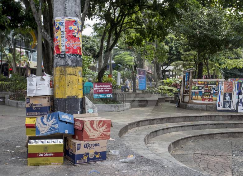 El parque Lleras de El Poblado es uno de los lugares que más produce residuos de cartón y botellas de plástico y vidrio, materiales esenciales de la cadena de aprovechamiento. FOTO santiago mesa