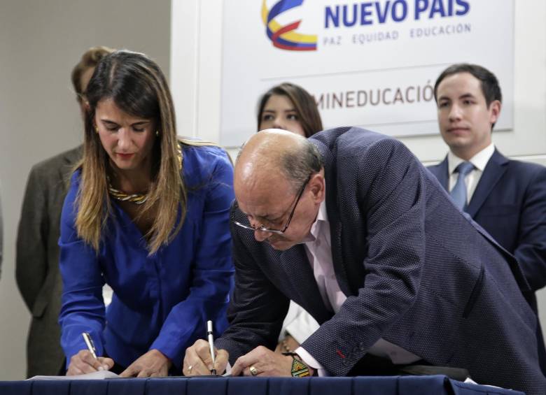 El Ministerio de Educación y Fecode firmaron un acta en la que acordaron destinar los recursos necesarios para la jornada única, a través del SGP. FOTO colprensa