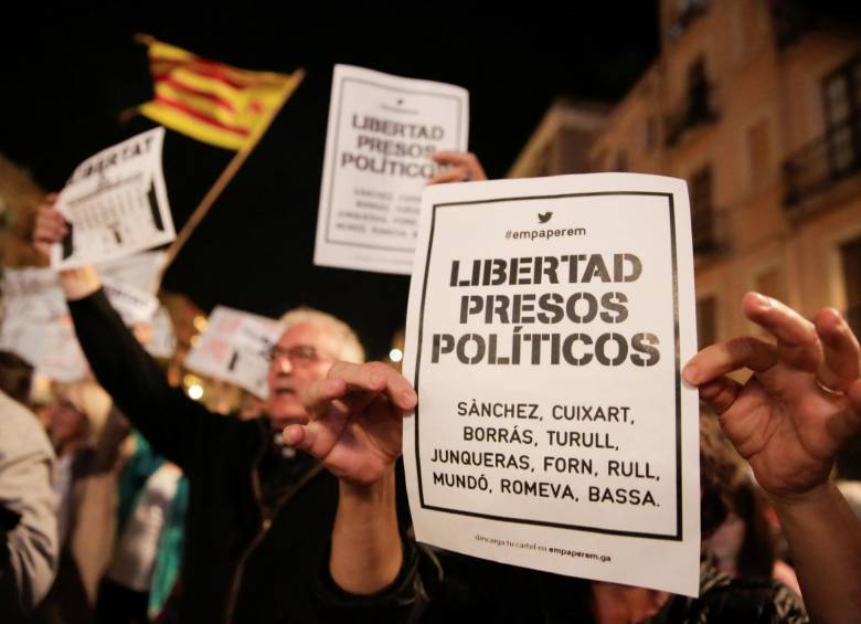 Tras la decisión de la juez de detener a ocho líderes independentistas, sus partidarios salieron a las calles para defender la causa. Los llamaron prisioneros políticos y pidieron su libertad. FOTO reuters