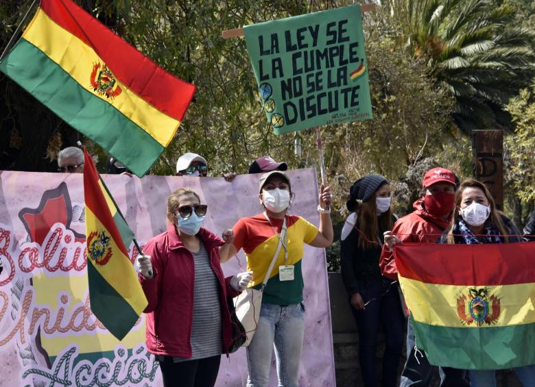 Un grupo de personas se congregó este jueves para protestar contra la candidatura a la presidencia de Luis Arce, quien lideró las movilizaciones contra Evo Morales de 2019. FOTO AFP
