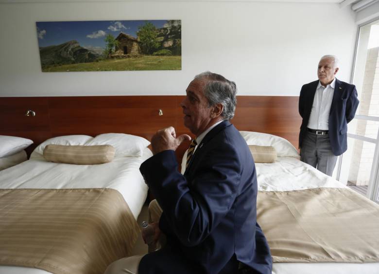 Las habitaciones serán adecuadas para los colombianos que lleguen de Wuhan. En la foto: Andrés Botero (Izq) exdirector de Coldeportes y Baltazar Medina (der) del Comité Olímpico Colombiano. FOTO COLPRENSA