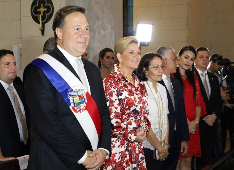 El presidente de Panamá, Juan Carlos Varela, (izquierda), pidió a su pueblo celebrar en unidad los 115 años de vida republicana. Foto Presidencia de Panamá.