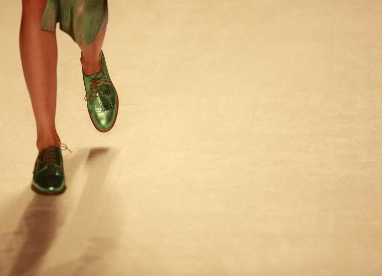 Zapatos de color verde eléctrico se vieron en la pasarela Apiccaps. Foto: Emanuel Zerbos