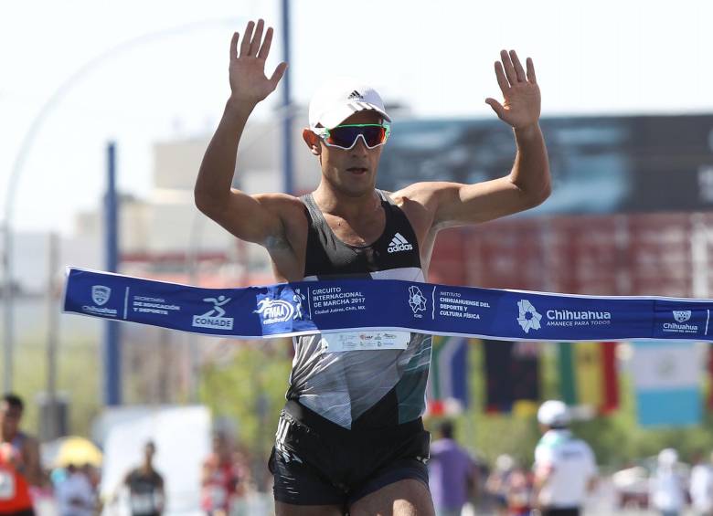 El atleta colombiano Éider Arévalo celebra el triunfo en México. Además de un buen premio económico, sumó puntos para próximos certámenes mundiales y regionales. FOTO efe