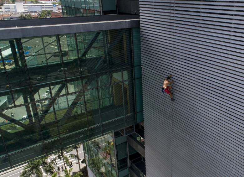 “Hombre araña ruso” escaló sede de Bancolombia en Medellín