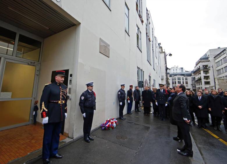 El presidente de Francia, François Hollande, en las instalaciones de la revista Charlie Hebdo . FOTO Afp
