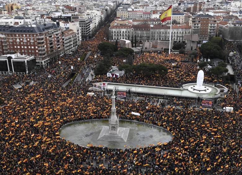 Manifestaciones contra el gobierno de Pedro Sánchez en la Plaza Colón, en Madrid. Según los promotores, en total protestaron 200.000 personas, aunque las autoridades reportaron 45.000. FOTO AFP