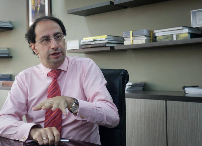 El ministro José Manuel Restrepo dice que está en camino de reglamentación las megainversiones y se fortalecerán las zonas francas. FOTO colprensa