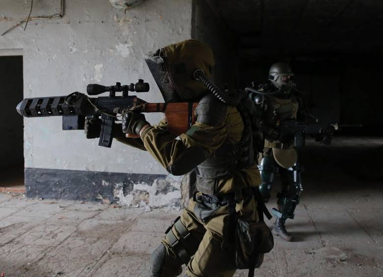Pero en Moscú, otros pasan los fines de semana pretendiendo que viven en la zona de exclusión de Chernóbil. FOTO: MAXIM SHEMETOV - REUTERS
