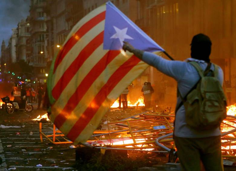 Fuego y lanzamiento de objetos en la quinta jornada de manifestaciones. FOTO EFE