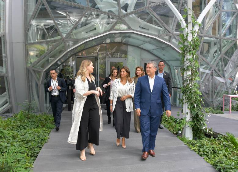 En la sede principal de Amazon, una de las empresas electrónicas más grandes del mundo, el Presidente Iván Duque señaló que Colombia tiene recursos de talento ilimitados. FOTO: Presidencia