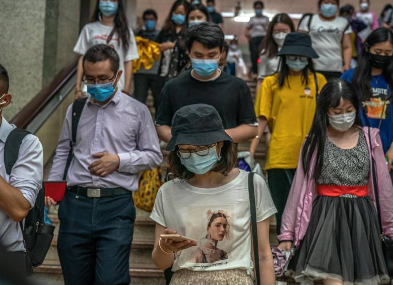 Como las personas infectadas con el nuevo coronavirus que no muestran síntomas podrían ser más de las que se pensaba, los científicos están a favor de expandir las pruebas en el mundo. FOTO Efe