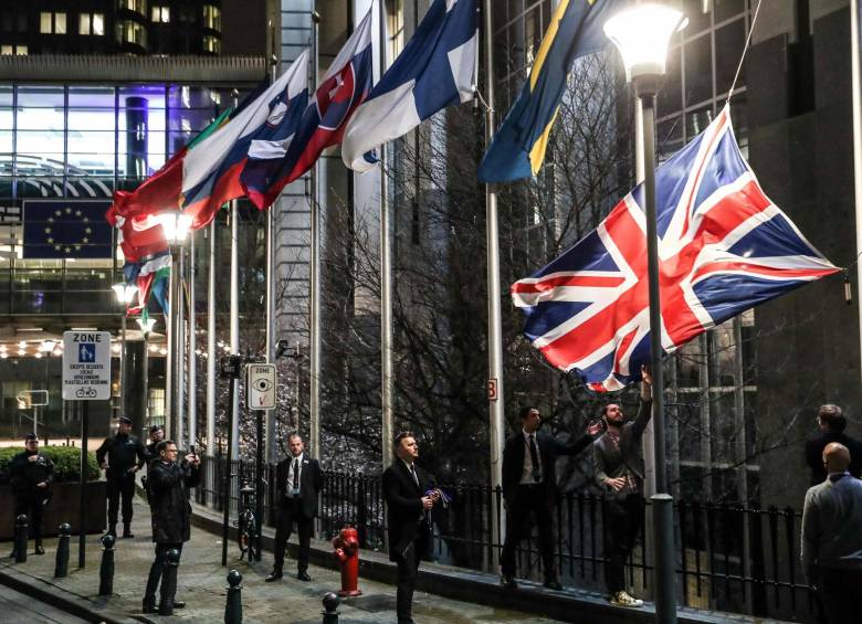 La bandera del Reino Unido es retirada del edificio de la Unión Europea en Bruselas. FOTO AFP