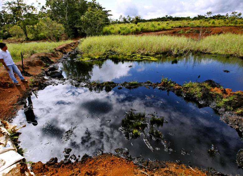 Las Farc derramaron 5.019 galones de hidrocarburo y causaron en Puerto Asís, Putumayo, un gran daño ambiental que se solucionaría en 17 años. El frente 48 de las Farc abrió las válvulas a 23 carrotanques y vertió sobre la vía el crudo. Foto: Juan Antonio Sánchez Ocampo