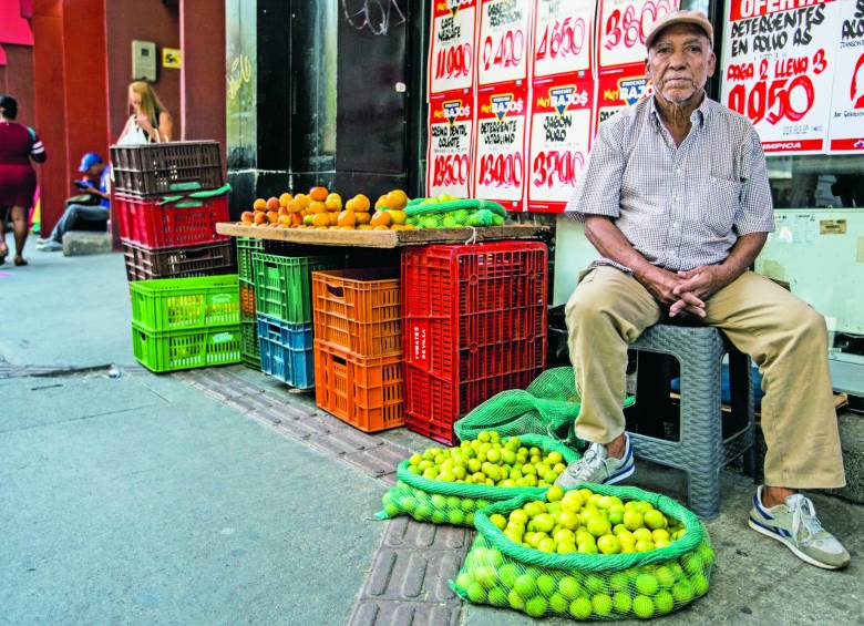 Así es sobrevivir a las calles con arrugas y el cabello blanco