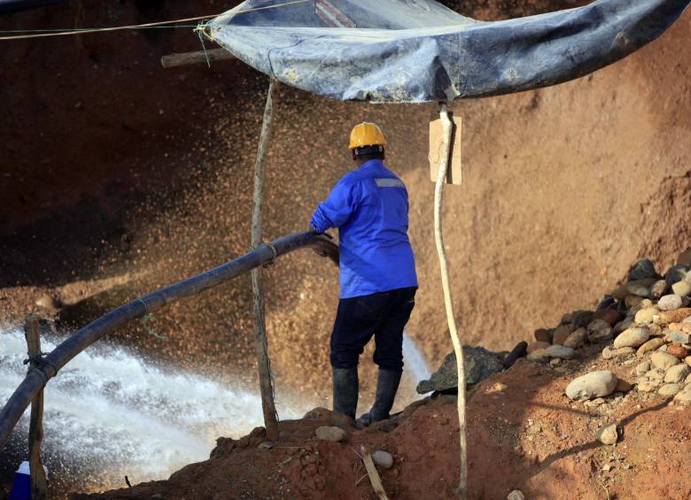 Por lo menos cinco retroexcavadoras y cuatro volquetas son utilizadas por más de sesenta mineros en estas minas de oro de aluvión para sacar el oro. FOTO MANUEL SALDARRIAGA