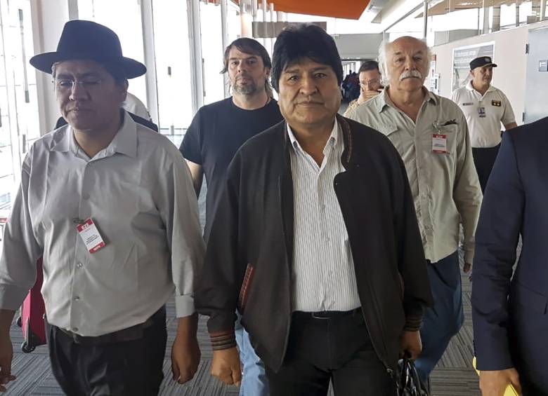 Fotografía cedida por el secretario de Comunicación de la CTA de los trabajadores de Argentina, Carlos Girotti, que muestra al expresidente boliviano Evo Morales (c) a su llegada al aeropuerto internacional de Ezeiza, en la provincia de Buenos Aires (Argentina). FOTO EFE