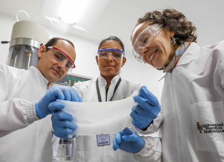 Los investigadores de la UPB Cristina Castro, Piedad Gañán, Gloria Caro y Robin Zuluaga obtuvieron una patente por modificar celulosa de origen bacteriano para usos industriales. FOTO Jaime Pérez 