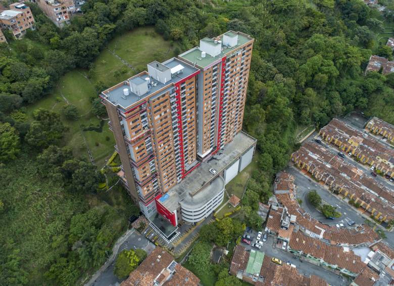 Soluciones Civiles asegura que ha construido más de 150 proyectos de vivienda. Entre ellos está Atalaya de La Mota (foto), hoy evacuado preventivamente. FOTO JOSÉ LUIS arango