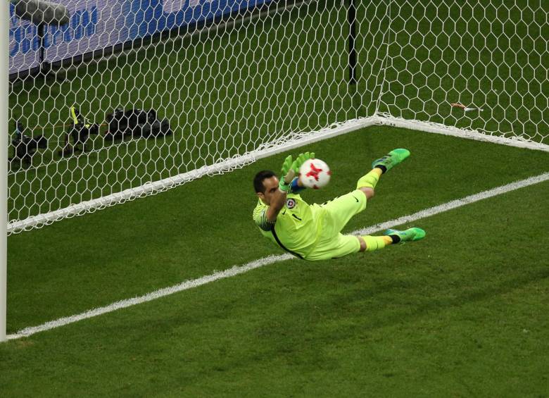 Claudio Bravo se convirtió en el primer arquero que ataja tres disparos en una definición por penales, jugando semifinales en un torneo Fifa (Copa Confederaciones más Copas del Mundo). FOTO AFP