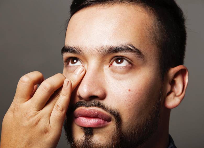 El corrector se aplica en pocas cantidades con el dedo y se difumina con una brocha. No lo aplique en toda la cara, puede ser un toque suave bajo los ojos.