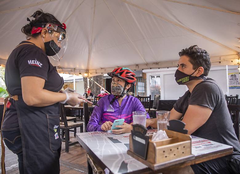 Envigado arrancó el 25 de agosto la prueba piloto en restaurantes bajo estrictos protocolos de bioseguridad. Los restaurantes que abrirán sus puertas están ubicados en la Calle de la Buena Mesa, el barrio El Dorado, Mall Indiana (Palmas), entre otros. FOTO: CARLOS VELÁSQUEZ
