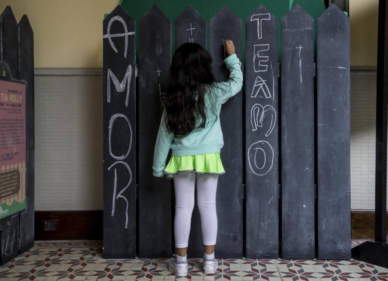 Escribir, colorear, leer en libros físicos ayudan al desarrollo de los niños. FOTO Santiago Mesa