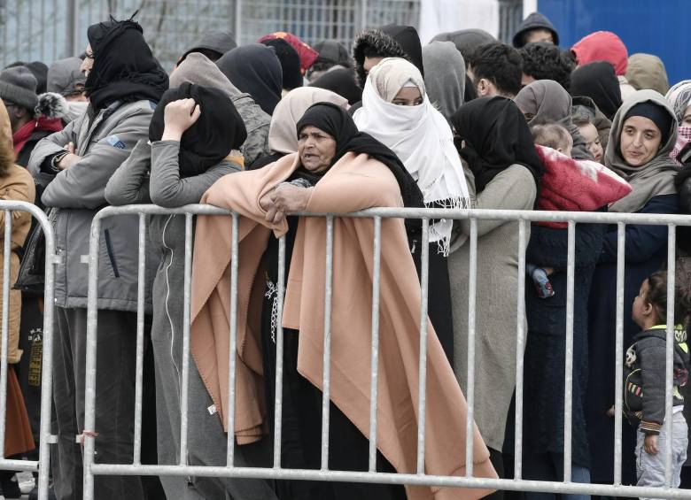 Migrantes que llegaron de Siria a la isla de Lesbos acampan en el puerto de Mytilene. Según MSF en el lugar hay, al menos, 9.000 solicitantes de asilo que esperan estar legalmente en Europa. FOTO AFP