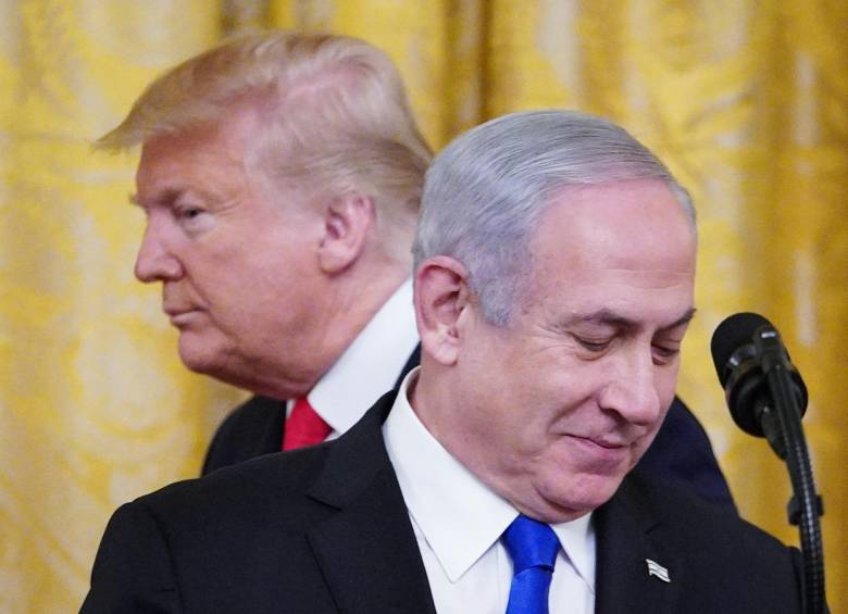 Netanyahu, en primer plano, y Trump, son los únicos mandatarios que respaldan “Acuerdo del Siglo” presentado ayer, con el que se favorece a Israel en detrimento de la realidad palestina. FOTO AFP