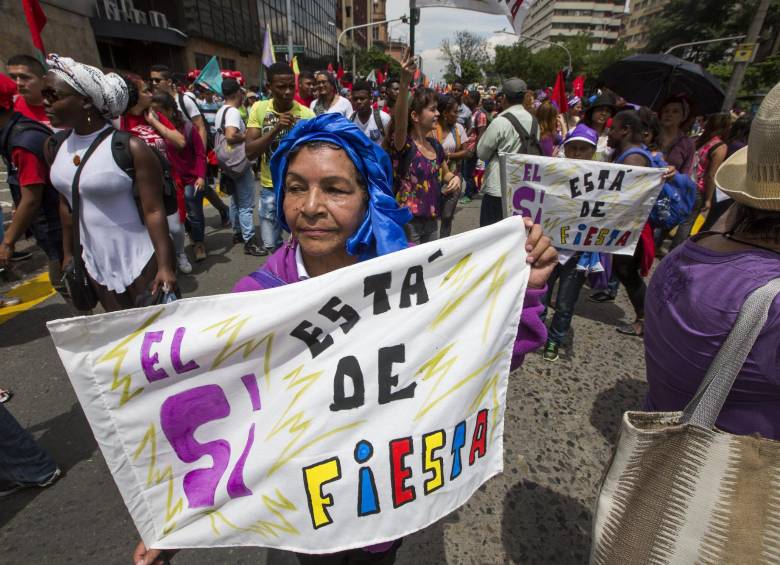 Colectivos de mujeres, artísticos y culturales estuvieron en la marcha respaldando el proceso de paz. 