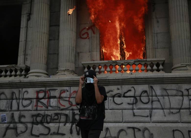 Manifestantes incendian edificio del Congreso de Guatemala en medio de protestas