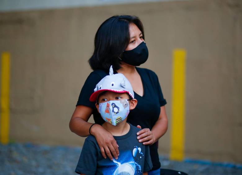 Este estudio indica que los niños tienen posibilidad de transmitir, incluso si se detectan anticuerpos. FOTO AFP