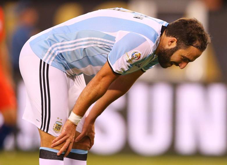 Gonzalo Higuaín desperdició una gran oportunidad a los 20, al ganarle la pelota a Gary Medel y rematar suave y desviado ante la salida de Bravo. Y a los 23 Nicolás Otamendi cabeceó desviado tras un tiro libre de Messi.