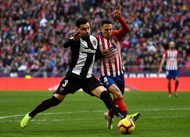 Con Arias de titular, Atlético gana al Levante y presiona al Barca