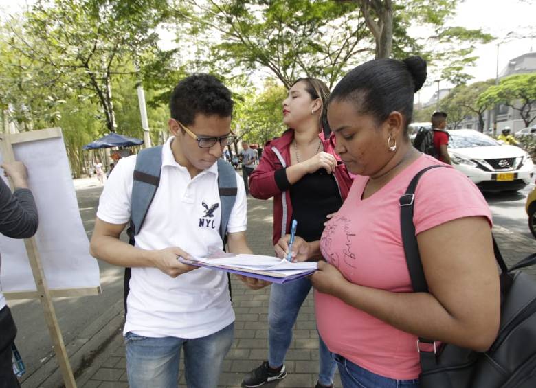 Los ciudadanos participan activamente de la recolección de firmas que hacen los candidatos. 