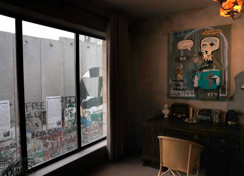 El “Hotel Walled-Off”, la última creación de Banksy. FOTO AFP