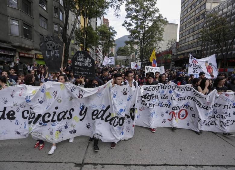 Durante la marcha por la carrera Séptima, en el centro de Bogotá, así se manifestaron los jóvenes.