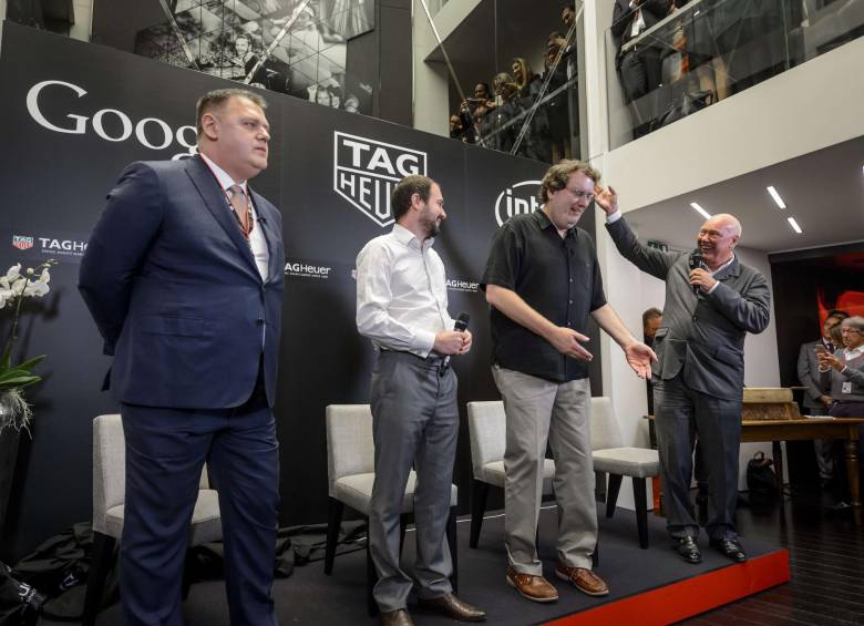 El anuncio lo hicieron Guy Semon, Director general de Tag Heuer, David Singleton ingeniero de Google, Michael Bell Gerente General de Intel y Jean-Claude Biver CEO de Tag Heuer. FOTO AFP