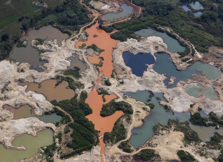 Explotación de terrenos convertidos en Minas ilegales en el bajo Cauca. Foto: Manuel Saldarriaga Quintero
