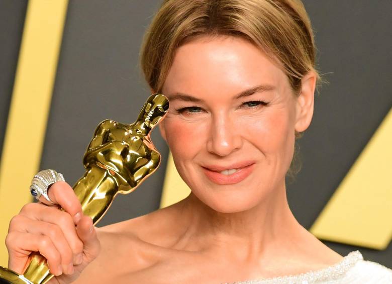 Renée Zellweger feliz con su segundo Oscar. FOTO AFP