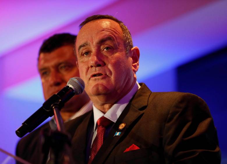 El candidato a la presidencia de Guatemala Alejandro Giammattei, habla durante una conferencia de prensa tras los resultados preliminares de las elecciones este domingo, en Ciudad de Guatemala (Guatemala). Foto: Efe