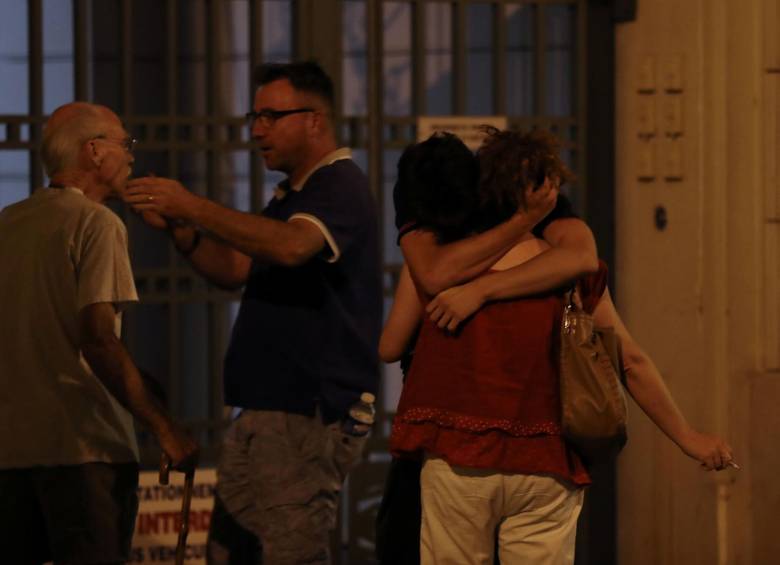 Allegados a las víctimas expresaron su dolor una vez conocieron del atentado en el centro de Niza. Foto AFP 