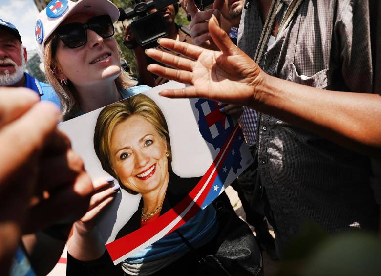 La mayor división entre los demócratas se vio a las afueras del estadio Wells Fargo Center de Filadelfia, donde seguidores de Sanders y de Clinton realizaron marchas simultáneas. FOTO afp
