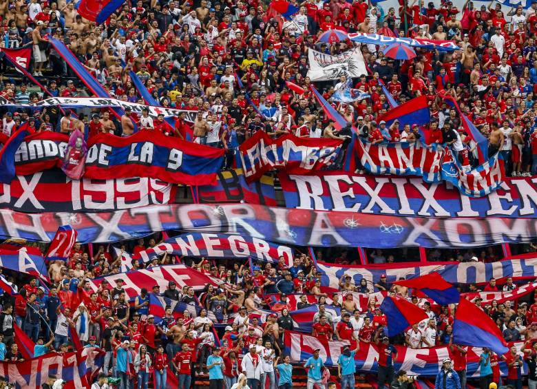 La mayoría de hinchas atrapados en el exterior son de la barra Rexixtenxia. FOTO JULIO CÉSAR HERRERA