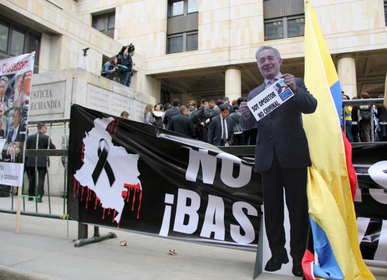 La diligencia de Uribe estuvo acompañada por un centenar de sus seguidores, lo que obligó a despelgar un importante operativo de seguridad en el Palacio de Justicia. FOTO COLPRENSA