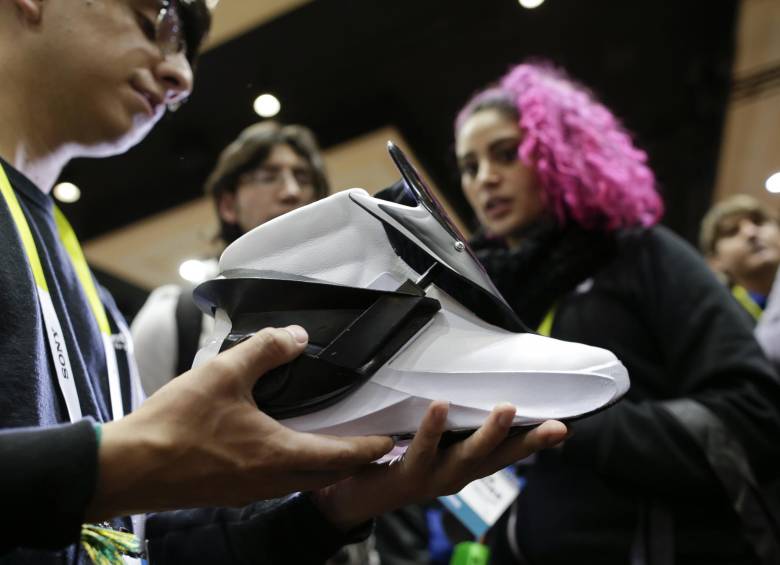 Zapatos con sensores, uno de los objetos conectados que se exhiben en Las Vegas. FOTO AP