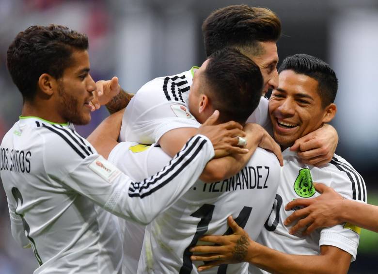 La felicidad de los mexicanos luego de su clasificación a semifinales de la Copa Confederaciones. No obstante, los manitos no se escapan a las críticas, por su tipo de juego, en su país. FOTO afp
